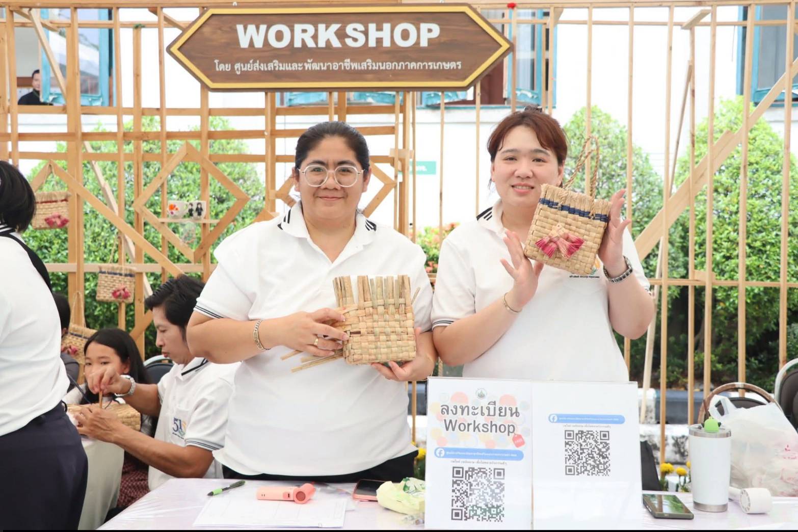 title - รัฐมนตรีว่าการกระทรวงเกษตรและสหกรณ์ พร้อมด้วยคณะผู้บริหาร ส.ป.ก. เข้าเยี่ยมชมโซนกิจกรรมฝึกอาชีพ Workshop งานศิลปหัตถกรรม (ศพส.) กิจกรรมจัดขึ้นภายใต้งาน วันคล้ายวันสถาปนาครบรอบ 51 ปี ส.ป.ก. ณ สำนักงานการปฏิรูปที่ดินเพื่อเกษตรกรรม